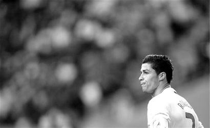 科摩罗球星在长途跋涉后称赞巴黎圣日耳曼学院“很多优秀球员”（科摩罗球星远赴而来，盛赞巴黎圣日耳曼青训营：人才济济）