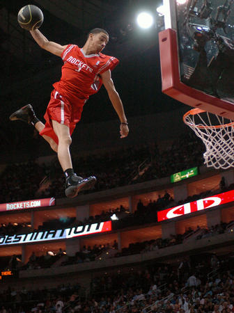 佩莱格里尼：塞维利亚落后时球迷往球场投掷杂物，这样不对（佩莱格里尼：塞维利亚落后时球迷向场内掷物，此举不可取）