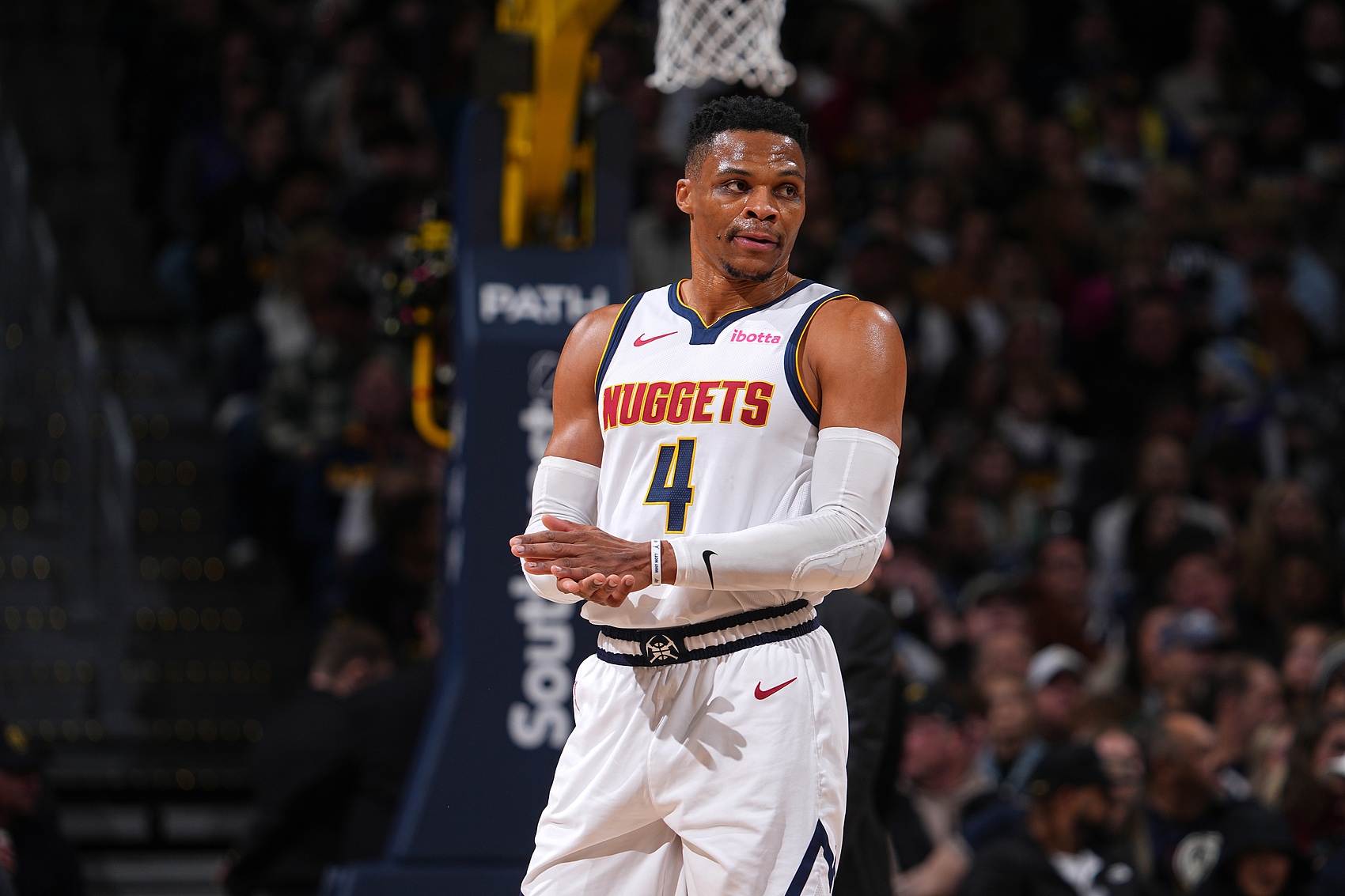 先声夺人！卡森·华莱士面断吉莱斯皮 反击直接上篮拿到首分！（率先发难！卡森·华莱士正面抢断吉莱斯皮，快攻上篮首开纪录！）