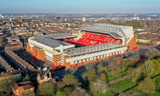 篮球CBA赛场出现冲突，裁判提前终止比赛（CBA比赛因冲突被裁判提前叫停）