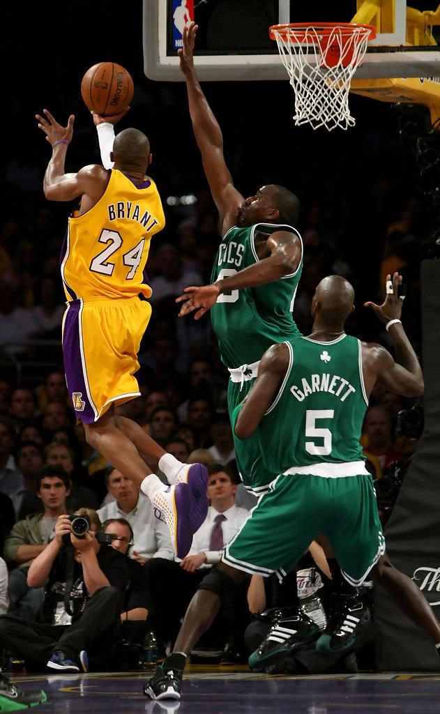 球迷：这人能飞吧？（球迷惊呼：他是会飞的吗？）