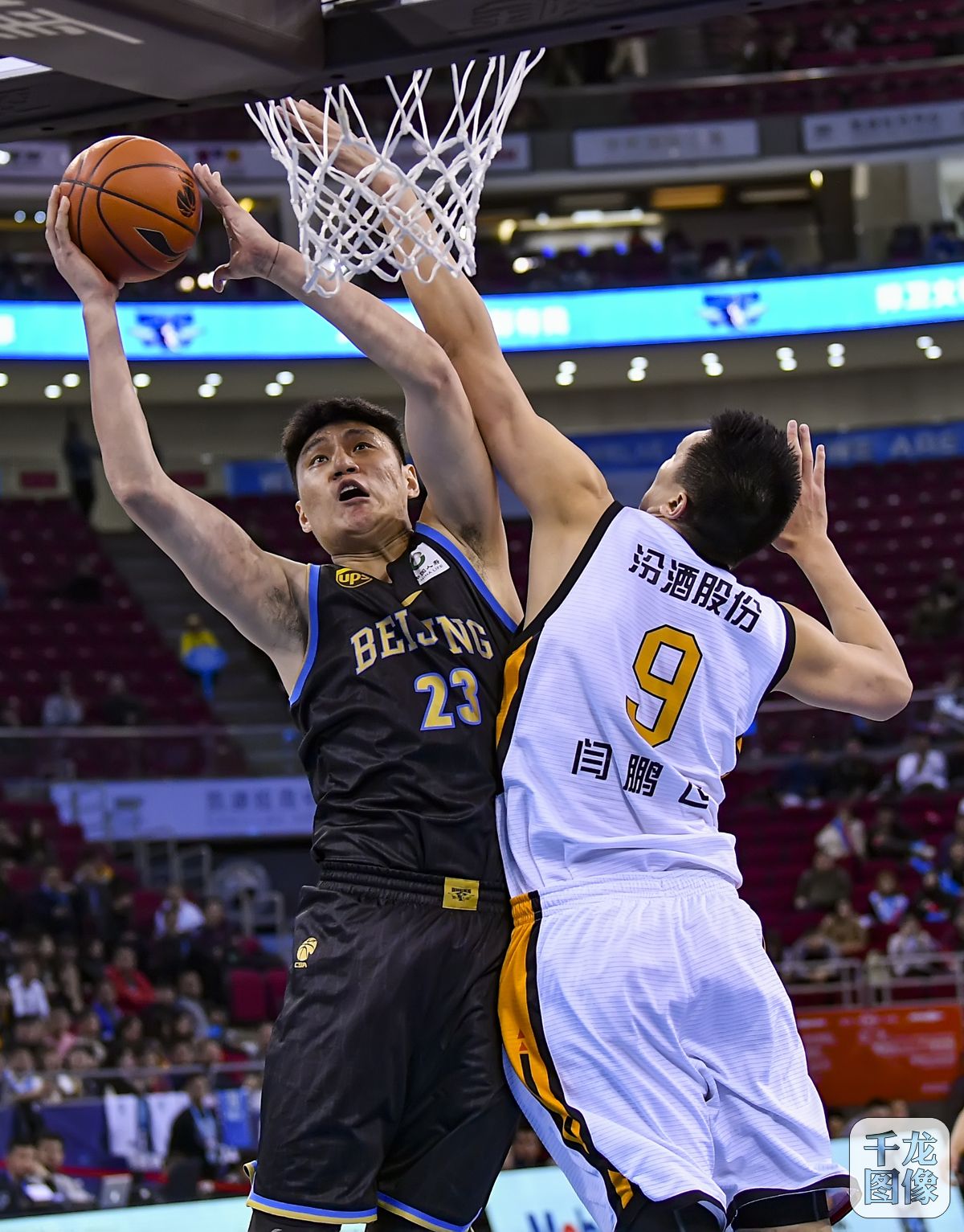 球队在最关键时刻站了出来（关键时刻，球队挺身而出）