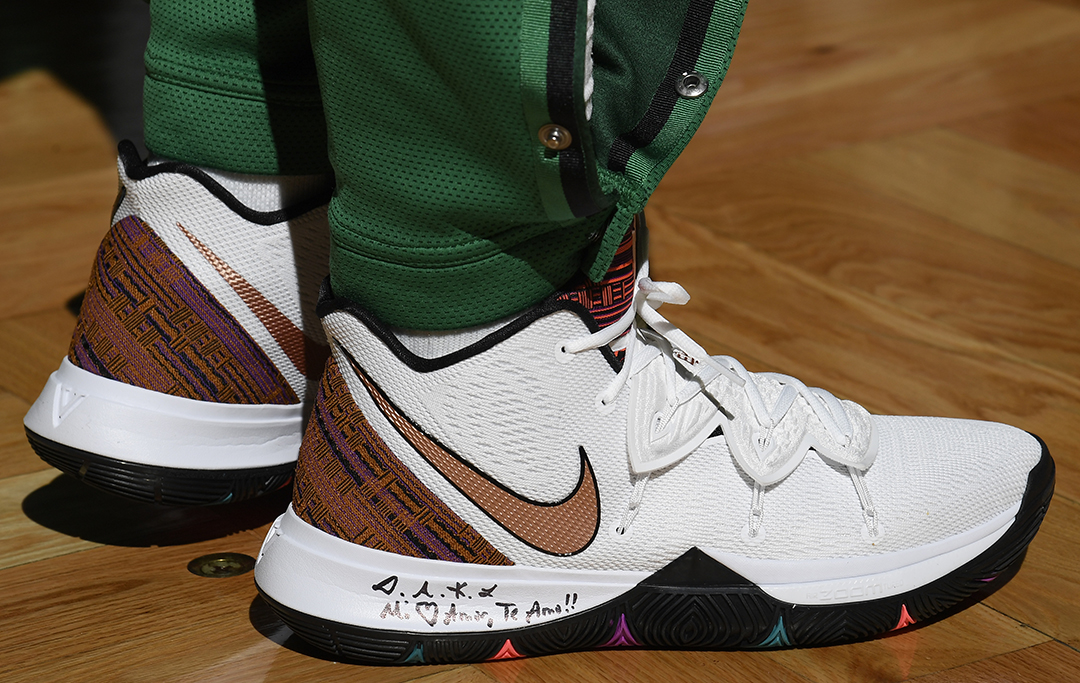 中超俱乐部欠薪问题严峻，准入审核难度大，职业化进程仍不完善。（中超俱乐部欠薪普遍，准入门槛提升，职业化建设仍待完善）