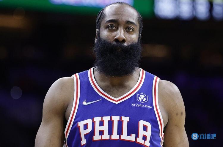 C罗被罚下后，看台上的爱尔兰球迷模仿他做出的哭泣手势（C罗红牌下场后，爱尔兰球迷在看台上模仿其“哭泣”手势）