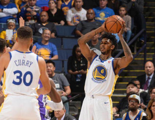 斯普利特：我们正在练习不同的防守策略，大家精神状态都很好（斯普利特：多样化防守战术演练进行中，球队士气高昂）