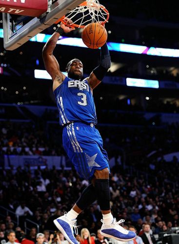 上来就杠上了！狄龙单打詹姆斯 连续转身突破上篮回应（开局就火拼！狄龙单挑詹姆斯，连续转身突破上篮强势回应）