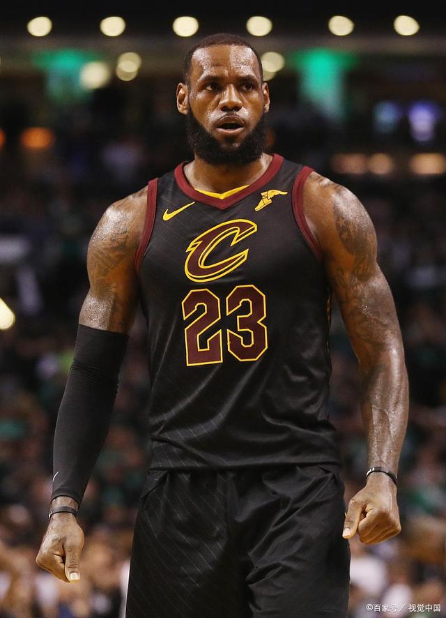 头球双响，孔德当选巴萨vs法兰克福全场最佳球员（孔德头球梅开二度，荣膺巴萨战法兰克福全场最佳）