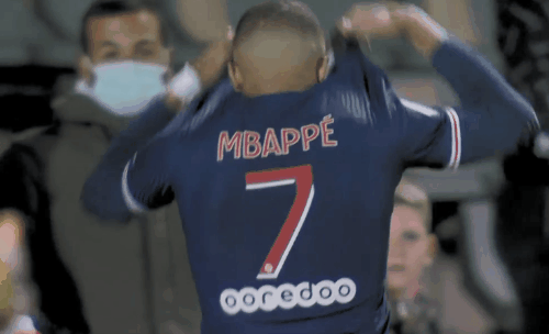 太阳报：里奇的主持人女友亮相米兰德比，透视装造型引发热议（太阳报：里奇主持人女友现身米兰德比，透视穿搭惹热议）