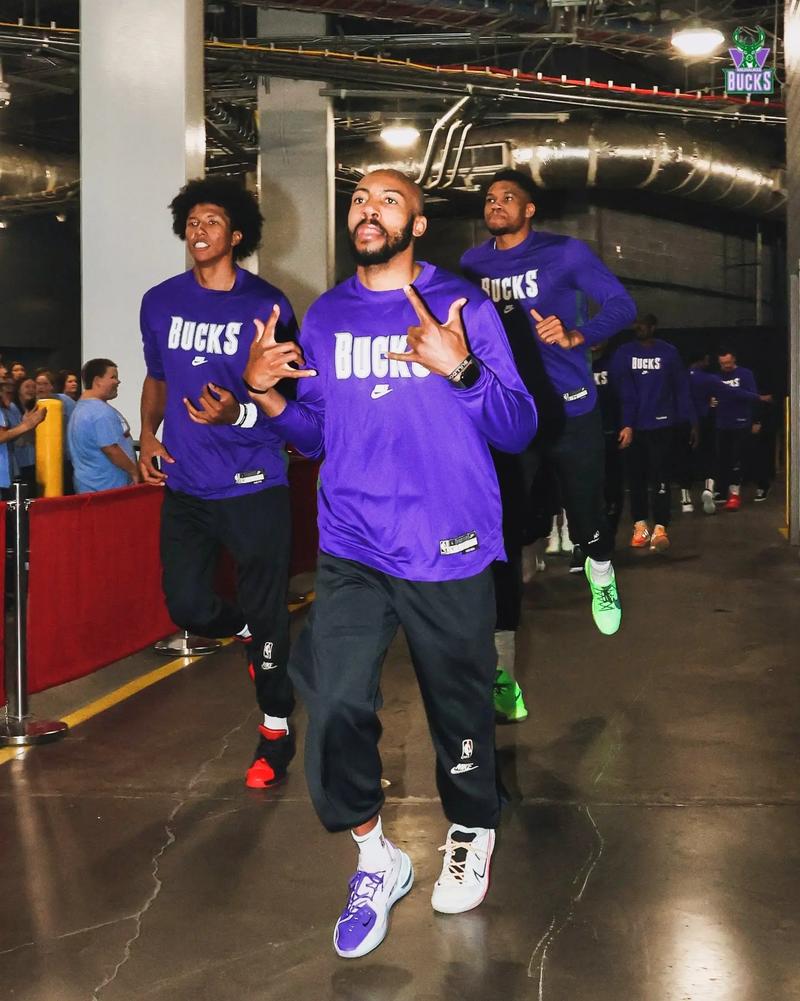 约老师杀手！爱德华兹首节14分全过程：骗三分犯规+底线拉杆美如画（约老师克星！爱德华兹首节斩获14分全记录：造三分犯规+底线拉杆惊艳如画）