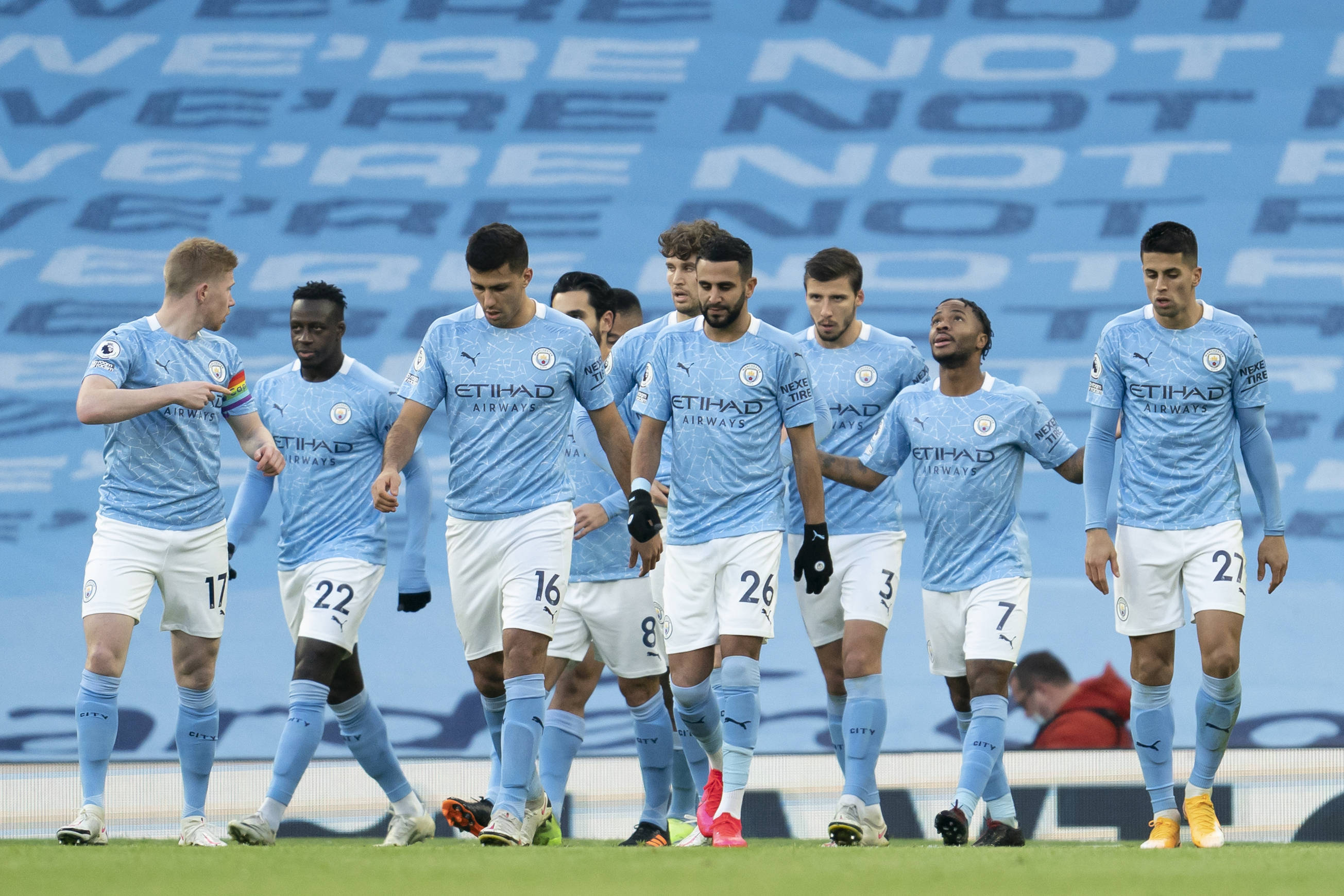 青年新秀表现亮眼 赢得出场机会（年轻新星表现抢眼 收获上场机会）