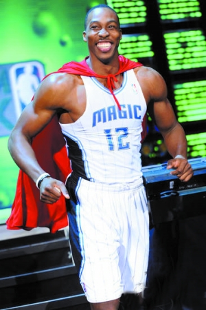 造杀伤！拉拉维亚强攻造成埃奇库姆犯规 随后2罚1中（拉拉维亚强突造埃奇库姆犯规，罚球线2罚中1）