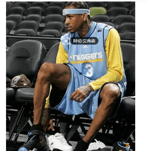 火箭三节领先湖人18分，圣诞大战悬念犹存（圣诞大战仍存悬念：火箭三节领先湖人18分）