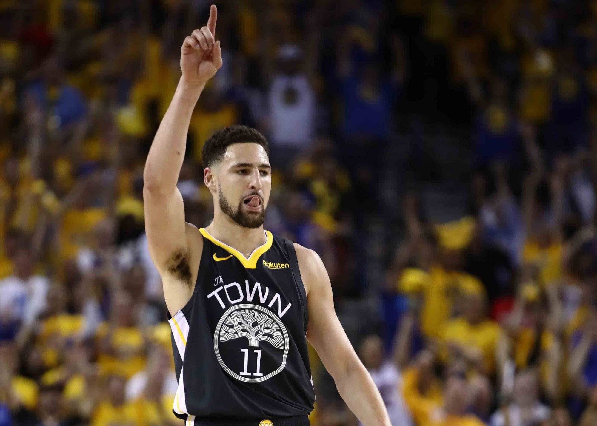 中超俱乐部欠薪问题严峻，准入审核难度大，职业化进程仍不完善。（中超俱乐部欠薪矛盾突出，准入审核挑战加剧，职业化体系尚不健全）