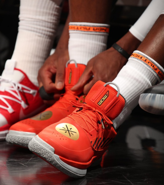 东契奇防守态度展现职业素养（东契奇的防守表现彰显职业精神）