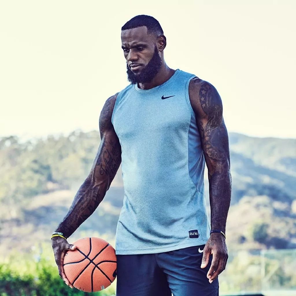 库库：家人支持谁？我说想要球票就得穿切尔西球衣（库库笑谈家人立场：想拿球票，先穿切尔西球衣）