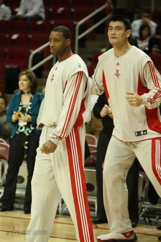 火力不够！斯玛特一人8记三分，其余湖人球员一共8记（外线哑火！斯玛特独飙8记三分，湖人其他球员合计也仅8个）