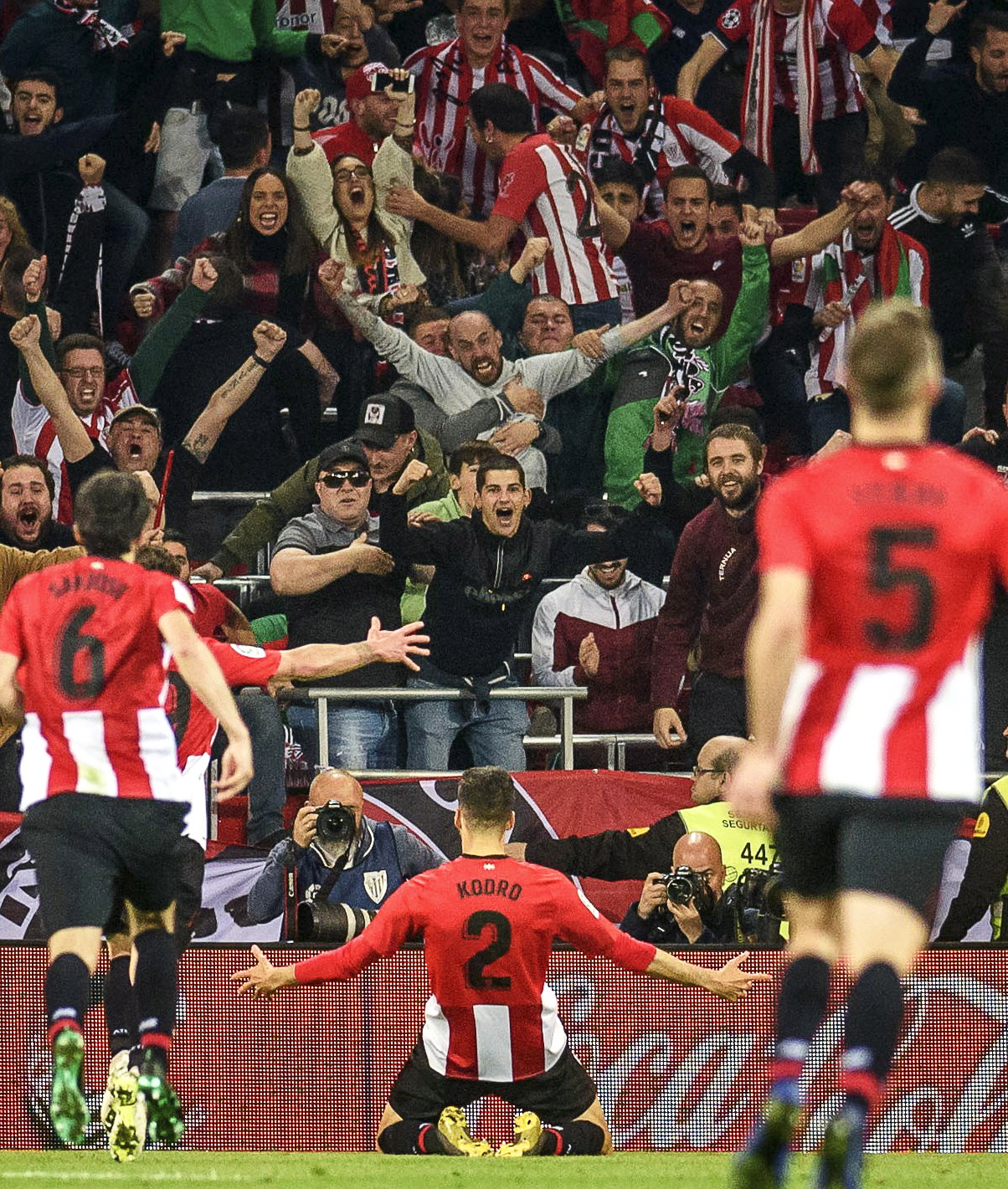 西媒：多名巴萨球员主动找到弗里克，愿弥补阿劳霍缺阵影响（西媒：巴萨多名球员主动向弗里克请缨，力争弥补阿劳霍缺席影响）