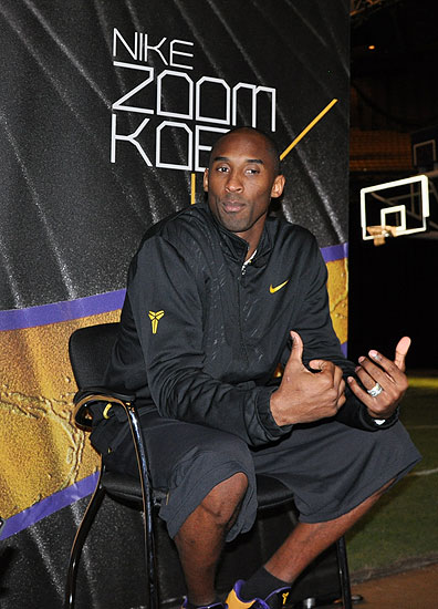 神锋！小蜜蜂前锋蒂亚戈再演梅开二度，联赛13场进11球（火力全开！小蜜蜂射手蒂亚戈再度双响，联赛13战11球）