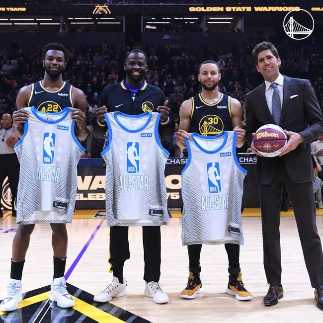 港队主场战新加坡，新加坡球员伤退时担架工作人员忍不住庆祝（港队主场迎战新加坡，担架员在新加坡球员伤退时当场庆祝）