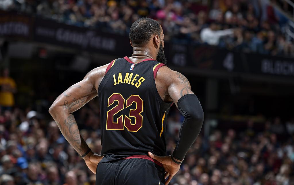 意甲球员在第12轮比赛中涂上红色面彩，向针对女性的暴力说不（意甲第12轮：球员以红色面彩发声，拒绝针对女性的暴力）