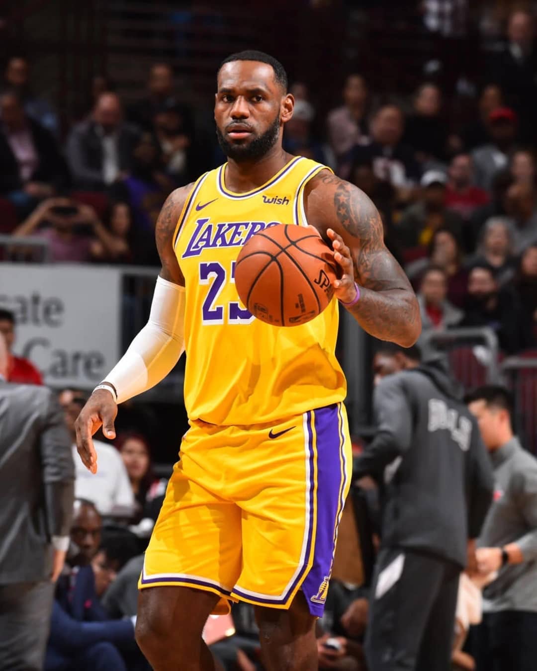 曼城豪取连胜继续领跑（曼城连战连捷稳居榜首）