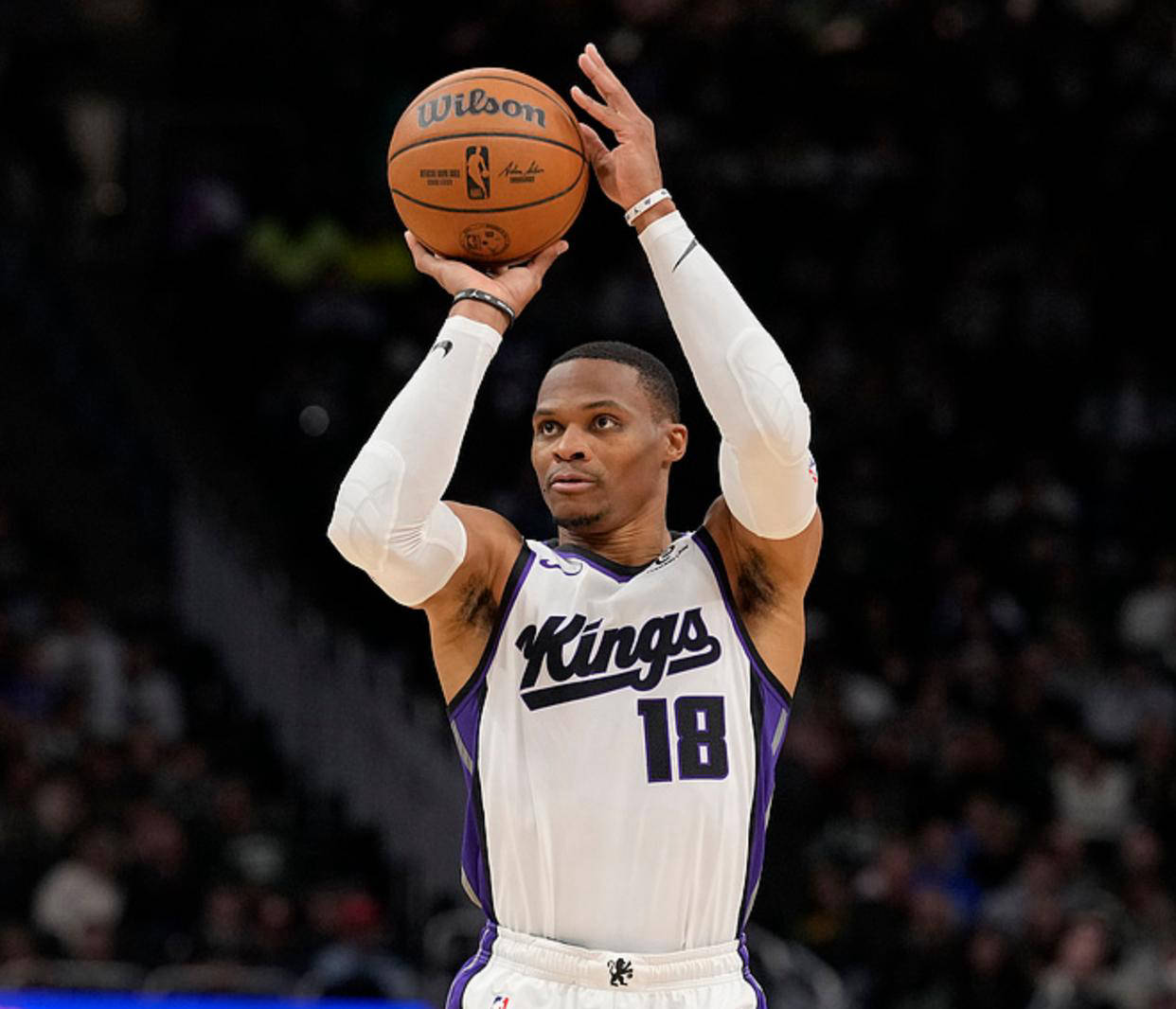 爱德华兹赛季第4次轰下40+，仅次于东契奇5次（爱德华兹本季第4次砍下40+，仅落后东契奇的5次）