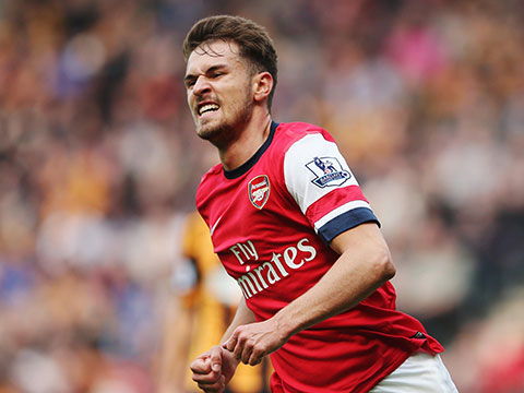 德媒：由于手指受伤，诺伊尔近两场都佩戴特制的四指手套参赛（德媒：手指伤势影响，诺伊尔连续两场戴特制四指手套出战）