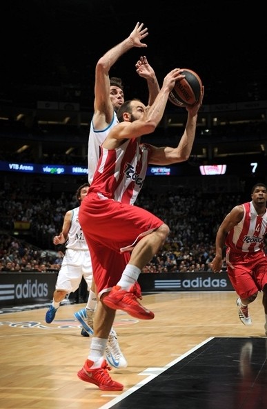 阿斯：巴萨冬窗是否买人，取决于阿劳霍的恢复情况（阿斯报：阿劳霍恢复情况将决定巴萨是否在冬窗引援）