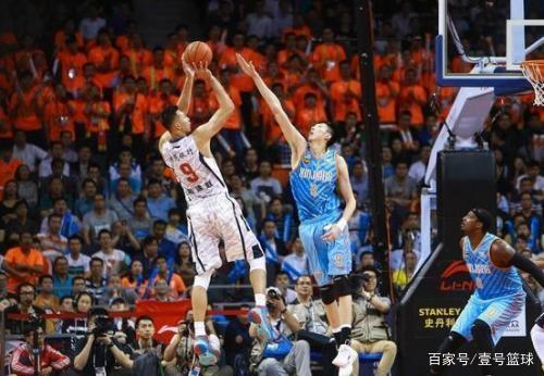 云南玉昆官宣续约赵宇豪徐宏杰 共绘足球新篇章（云南玉昆宣布与赵宇豪、徐宏杰续约 携手开启新征程）