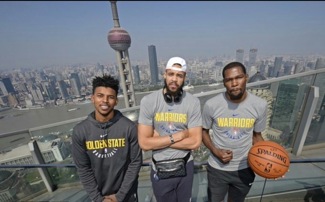 继C罗和小卢卡斯后，奥斯梅恩是第三位欧冠客场对贾府戴帽的球员（奥斯梅恩继C罗、小卢卡斯之后，成为欧冠客场对贾府上演帽子戏法的第三人）